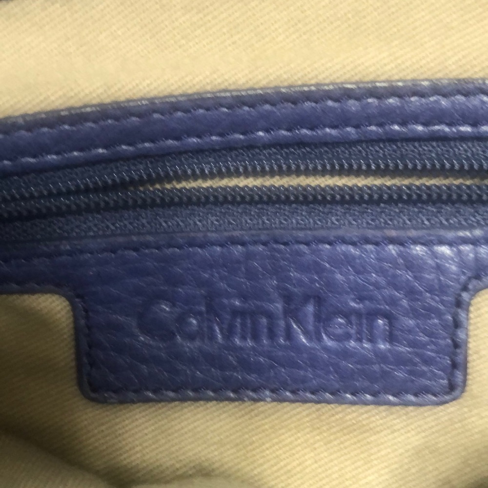Purple Calvin Klein shoulder bag. - Picture 3 of 8